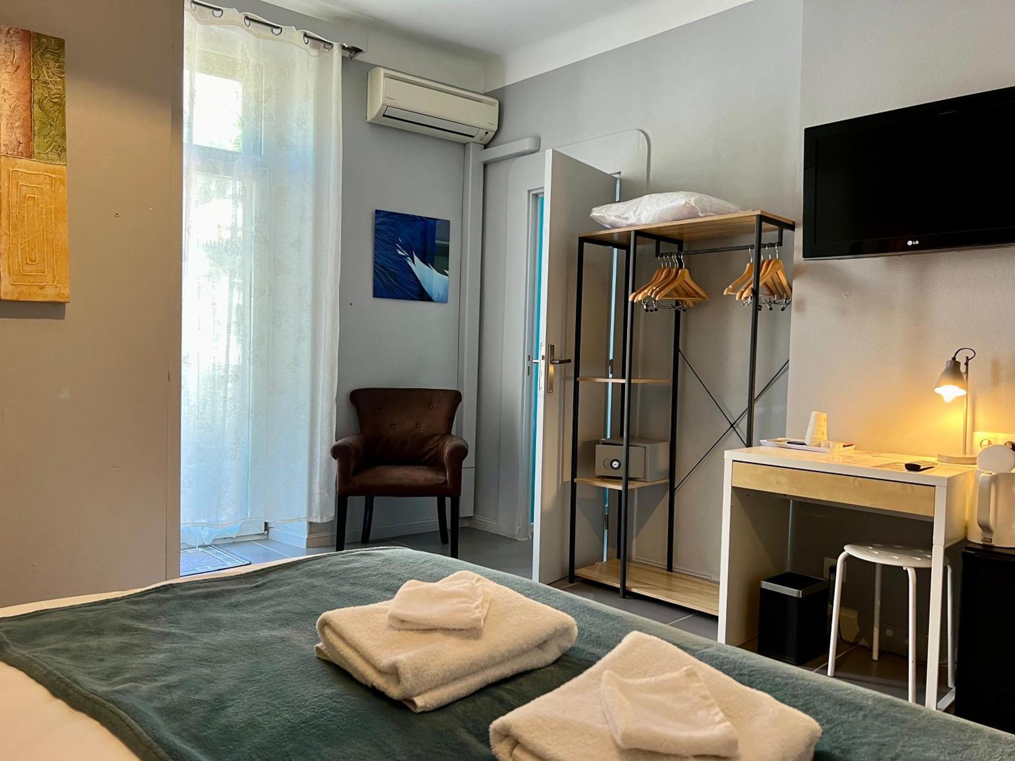 Logis Hotel Des Causses Мийо Екстериор снимка
